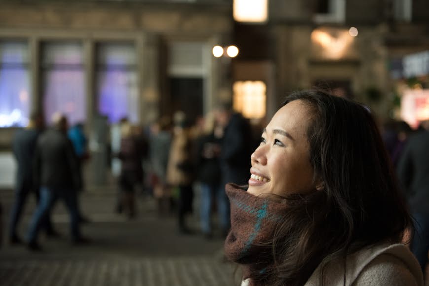 En kvinna som tittar på displayen på historiska George St Edinburgh Skottland