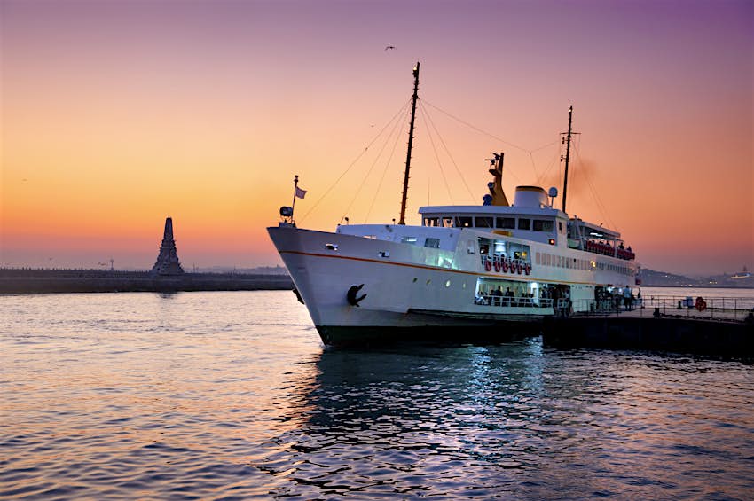 Türkiye'de Boğaziçi Boğazı'nda gün batımında su üzerinde feribot