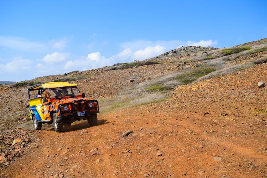 En jeep i den ökenliknande terrängen vid Arikok National Park på Aruba