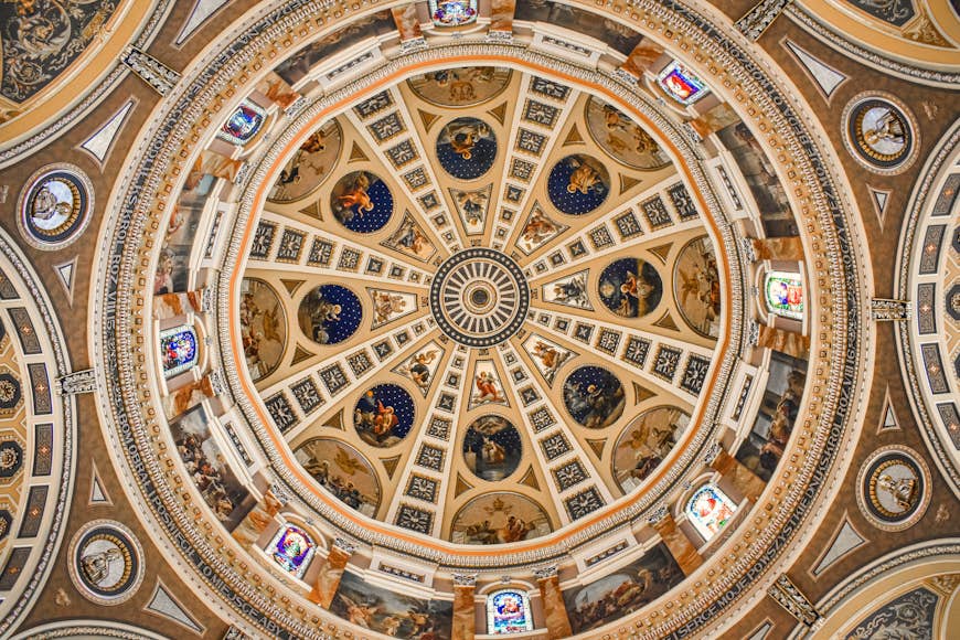 Interiörvy av kupolen vid basilikan St. Josaphat