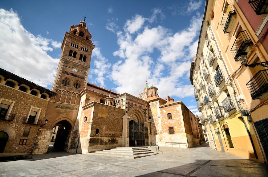 Utsidan av Catedral de Santa Maria i Teruel, Spanien