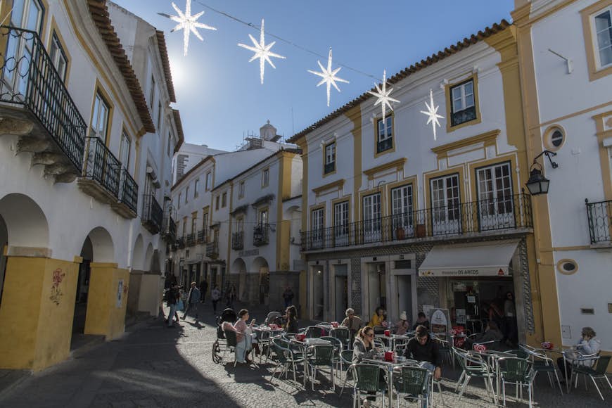 Lokalbefolkningen och turister njuter av ett morgonkaffe i Portugal. 