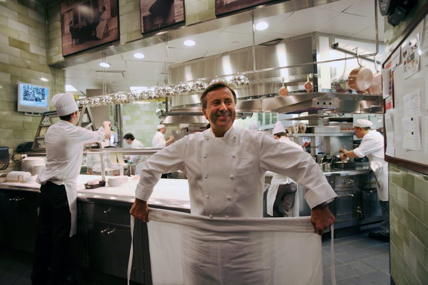 Trestjärnig kocken Daniel Boulud i köket på sin restaurang Daniel i New York