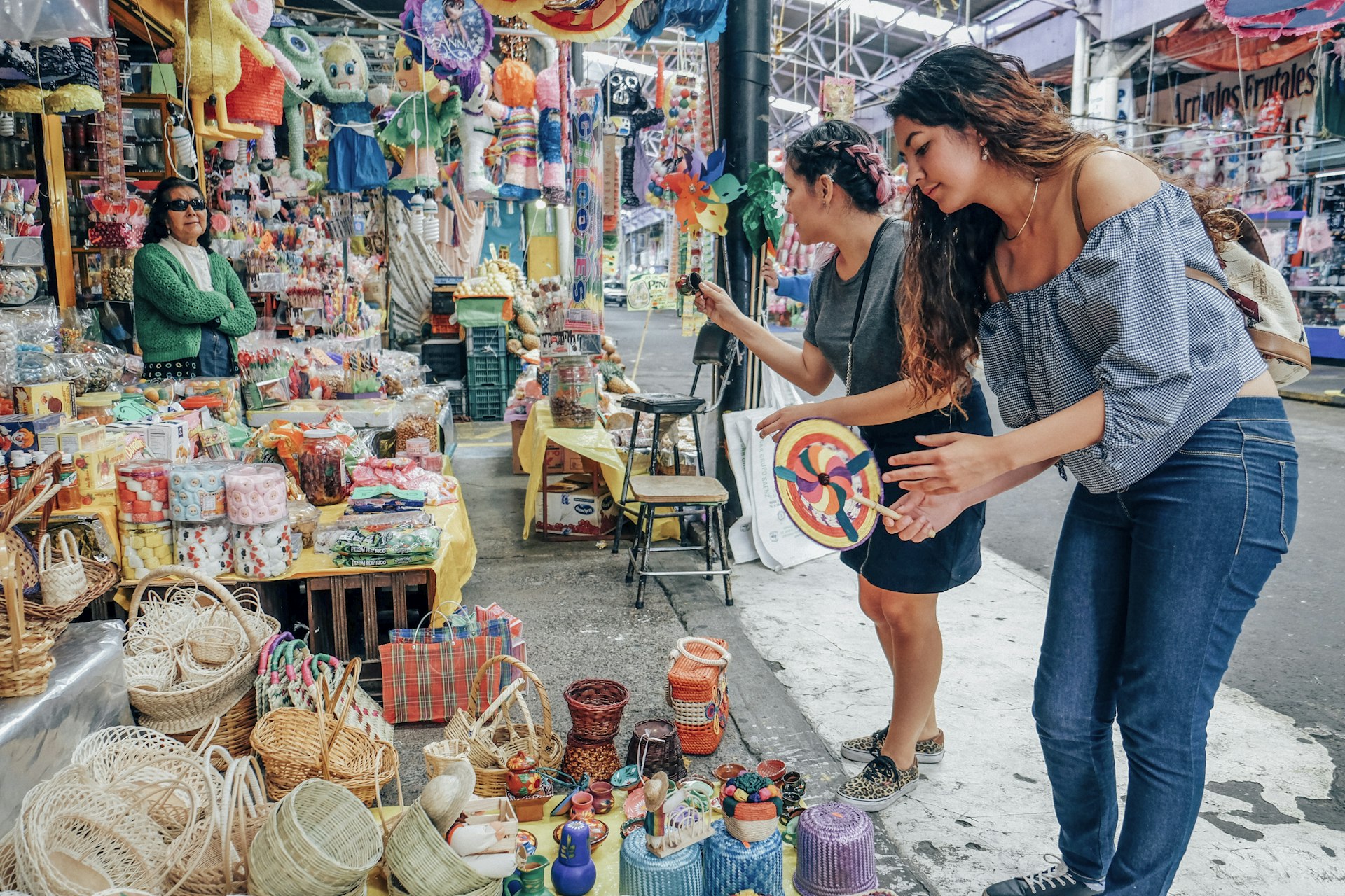 Two travelers shopping together in Mexico City market