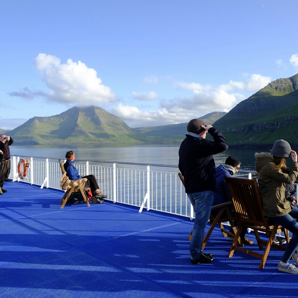MS Norröna verlässt Tórshavn Passagiere an Bord der MS Norröna verlassen die Tórshavn (Faröer Inseln) auf dem Weg nach Sexdisfjördur (Island)