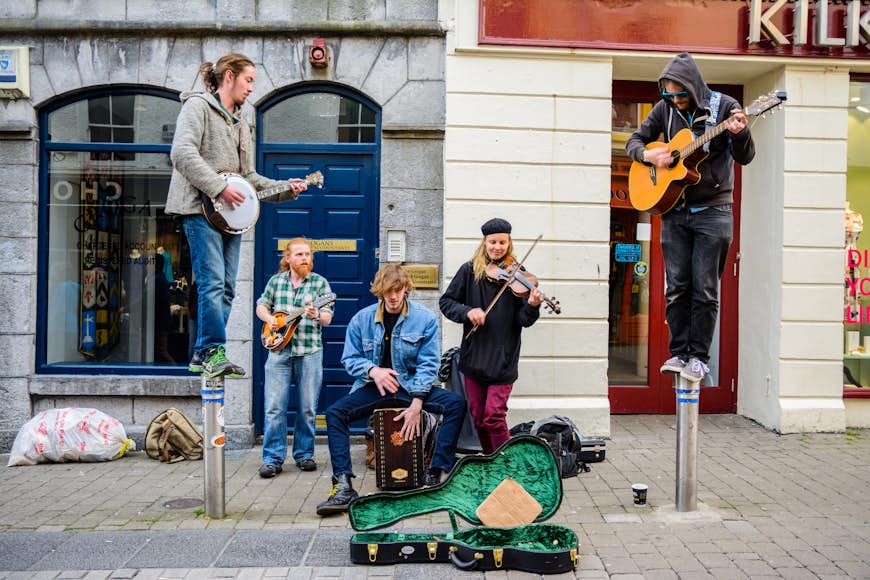 Irländska musiker spelar på Galway Street och busar