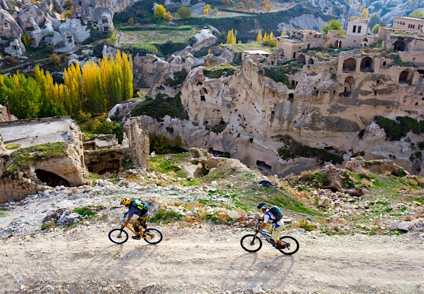 Los ciclistas de montaña exploran los senderos de Capadocia, una hermosa parte de Turquía
