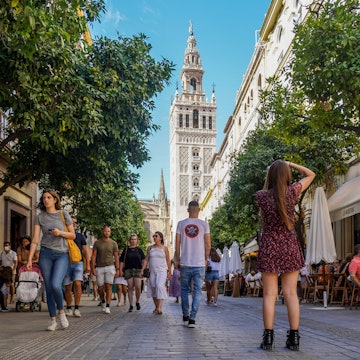 SEVILLE ANDALUSIA, SPAIN - OCTOBER 11: Large number of tourists by the environment of the Cathedral of Seville, during the Puente del Pilar to 11 October 2021 in Seville, Spain. The occupation of the hotels of Seville are at 80 percent compared to those of 2019, before the Covid-19 pandemic. (Photo By Eduardo Briones/Europa Press via Getty Images)