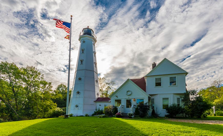 North Point Lighthouse i Milwaukee med amerikanska flaggan vajande