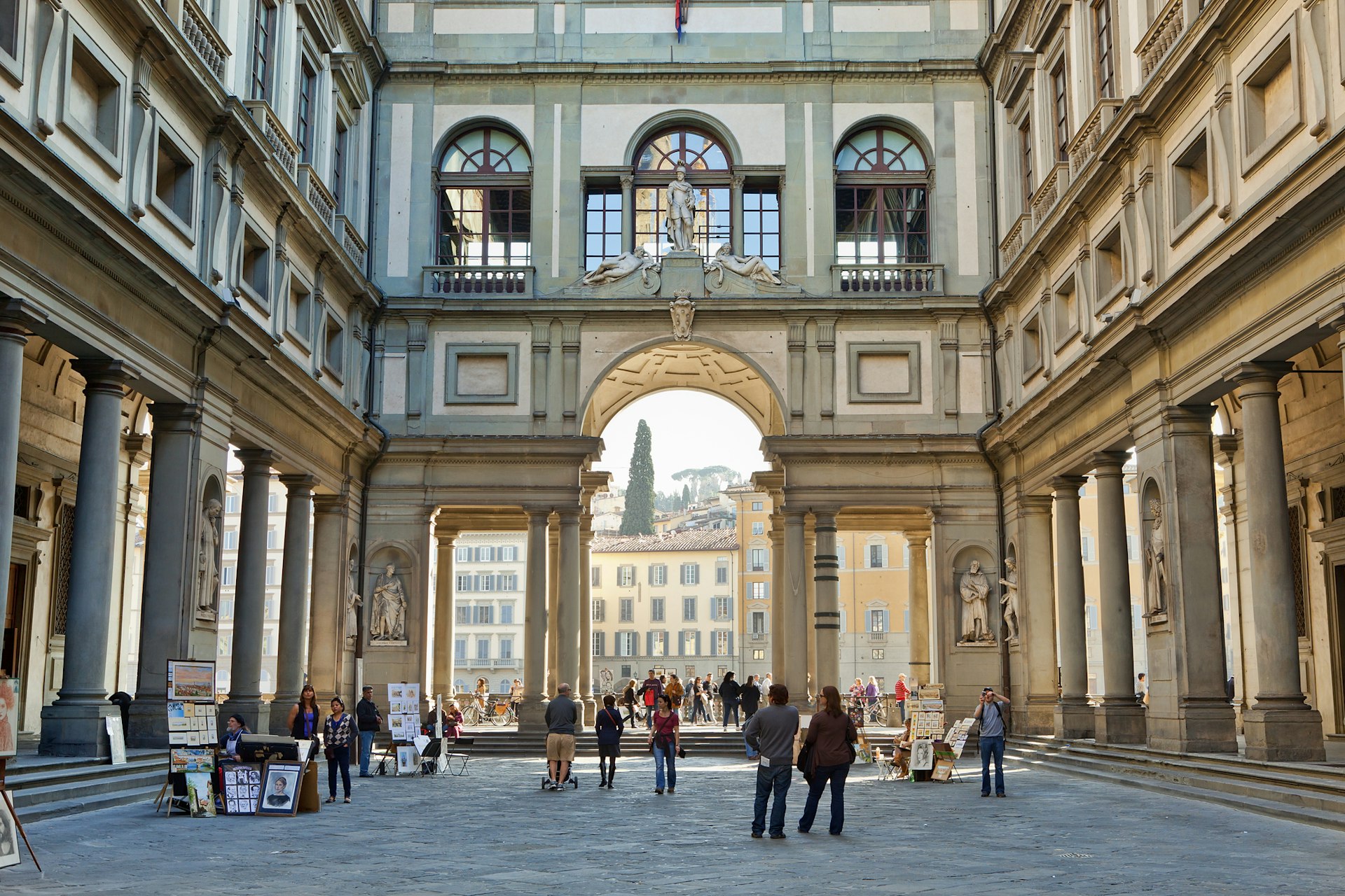 The sun-drenched courtyard outside the entrance to the Galleria degli Uffizi