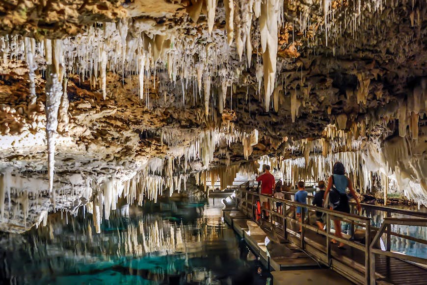 Människor som går under stalaktiterna i Bermudas kristallgrotta