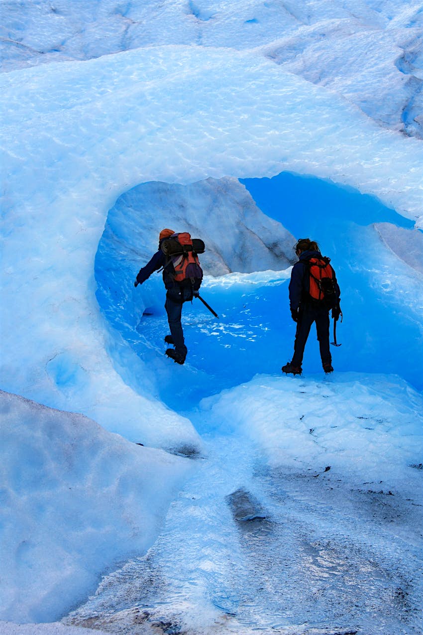 Los escaladores exploran una cueva de hielo en el glaciar Perito Moreno