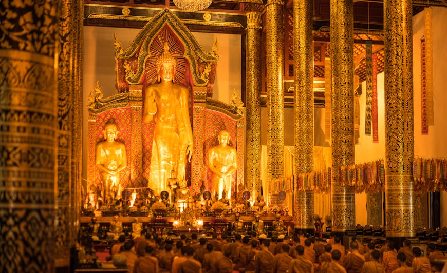 foto av den gyllene buddhastatyn i templet Wat Chedi Luang Worawihan, Chiang Mai