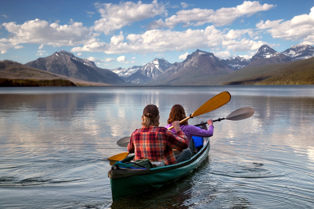 冒险的旅行夫妇在蒙大拿州的国家公园划船