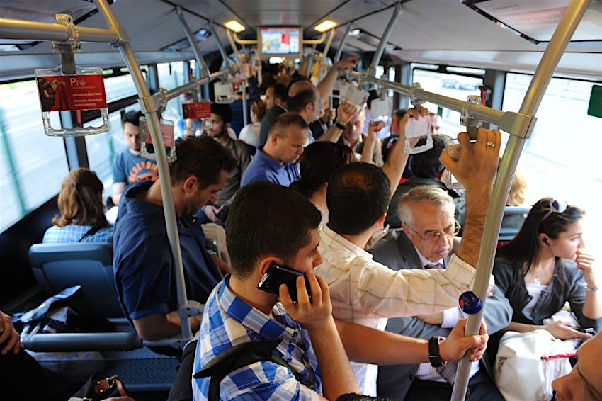 İstanbul'da metrobüs yolcuları