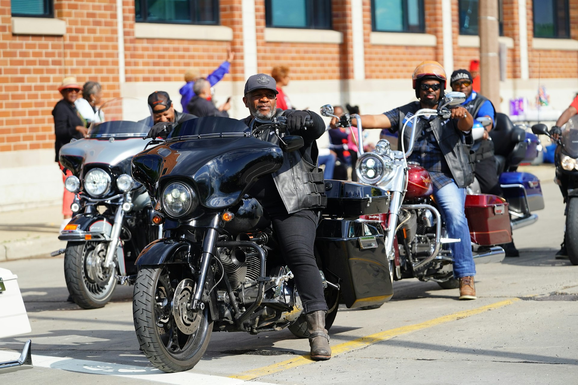 Um grupo de motociclistas Harley-Davison em Milwaukee, Wisconsin, em um dia ensolarado