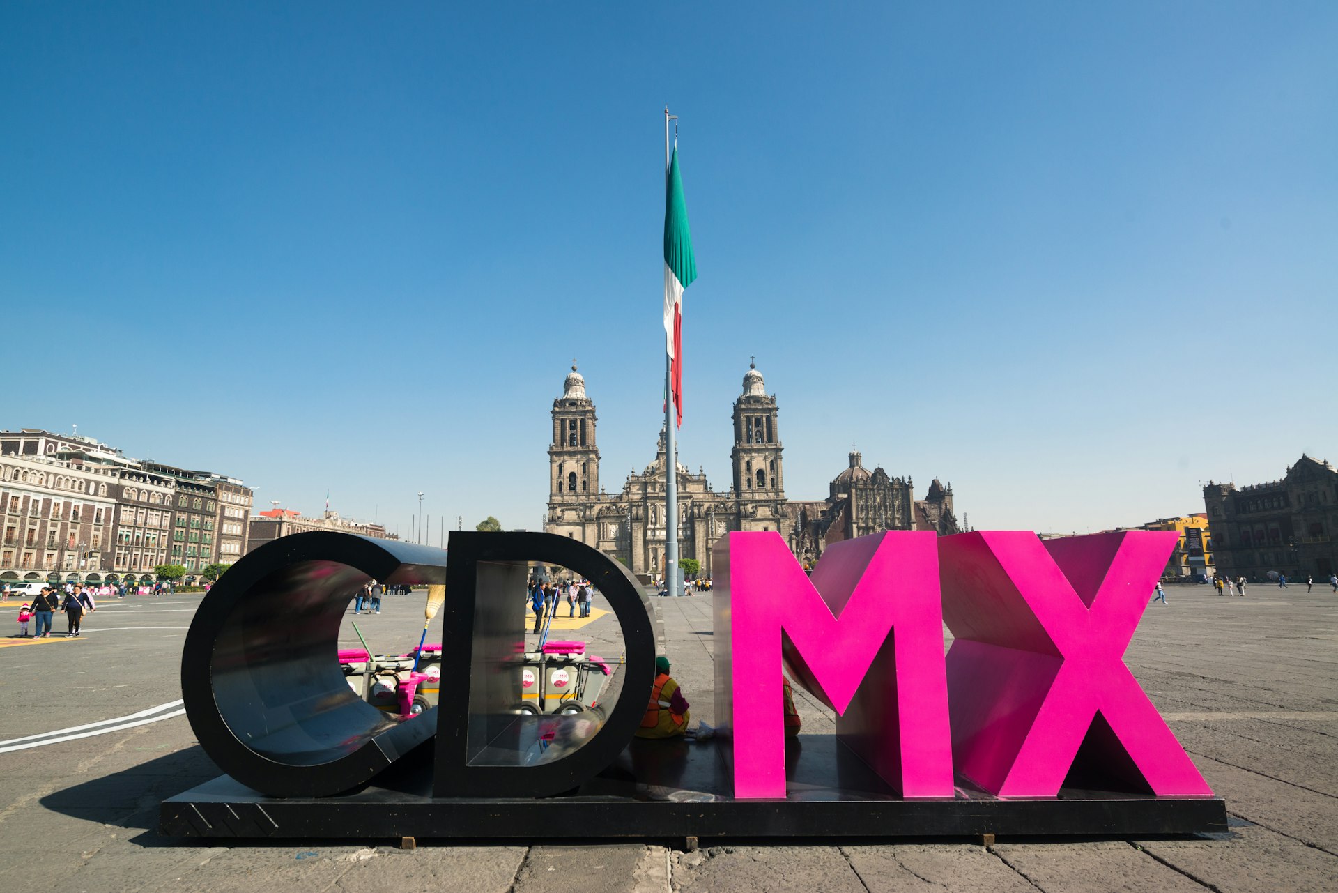 The modern CDMX sculpture in El Centro Histórico's Zocalo near Cathedral