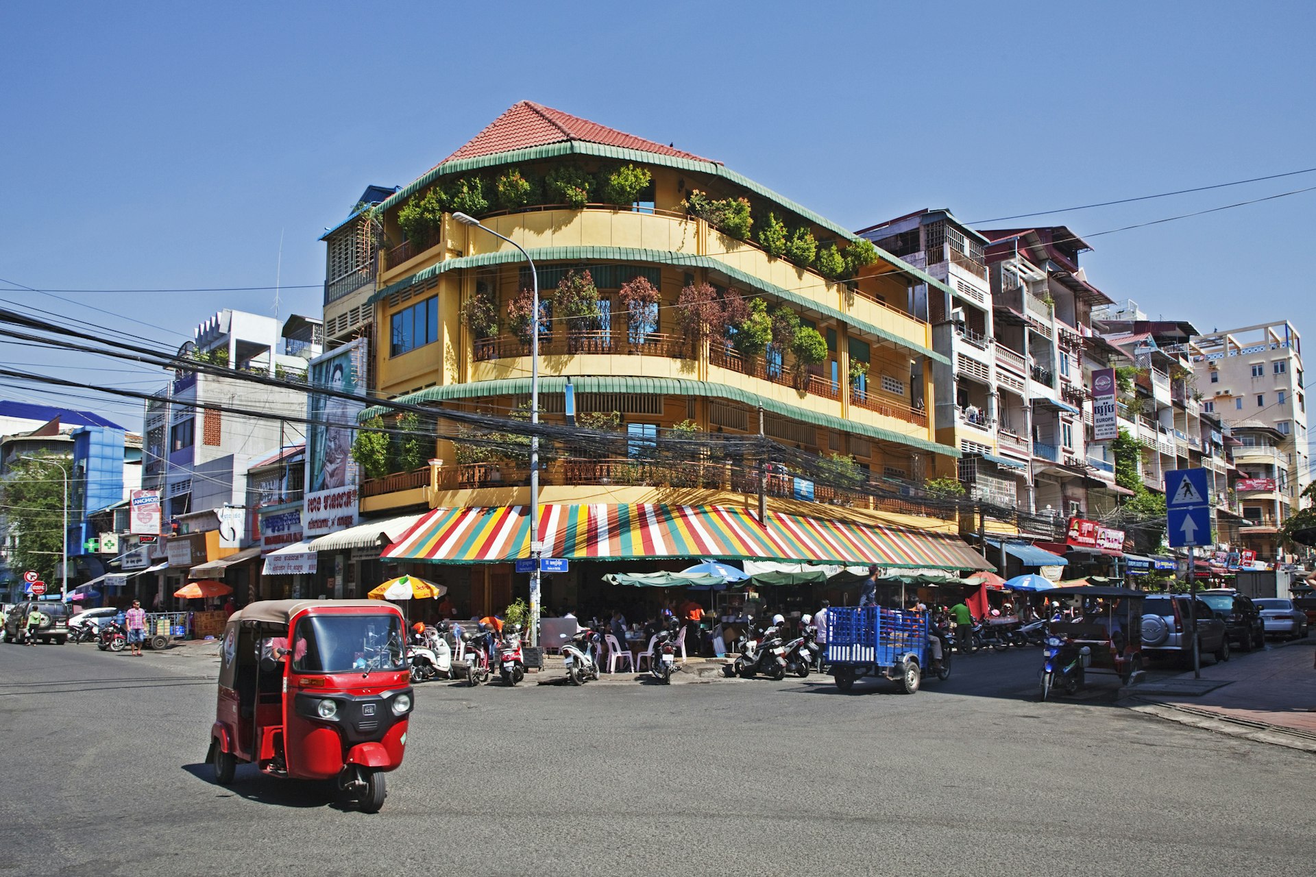 Street scene with tuk tuk cab, Phnom Penh, Cambodia