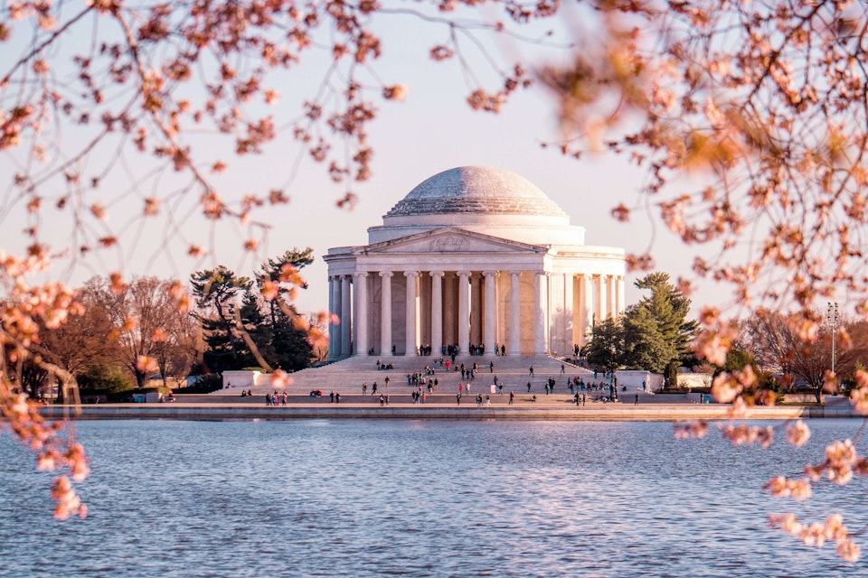托马斯·杰斐逊纪念馆（Thomas Jefferson Memorial）的樱花季节。