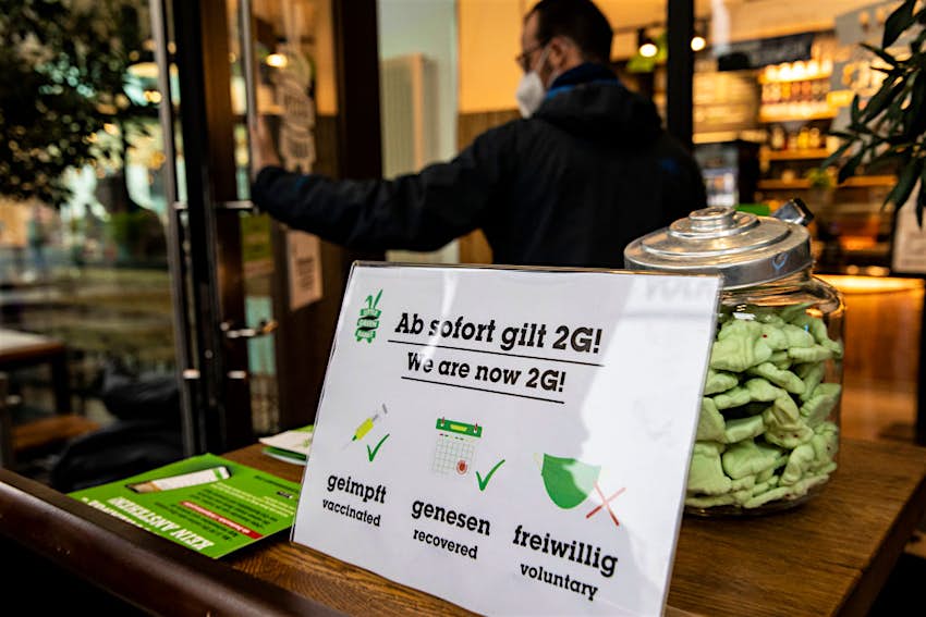   Un panneau "Nous sommes maintenant en 2G" à la porte d'un restaurant entrée indiquée uniquement pour les personnes vaccinées et récupérées par rapport au Covid-19 à Berlin
