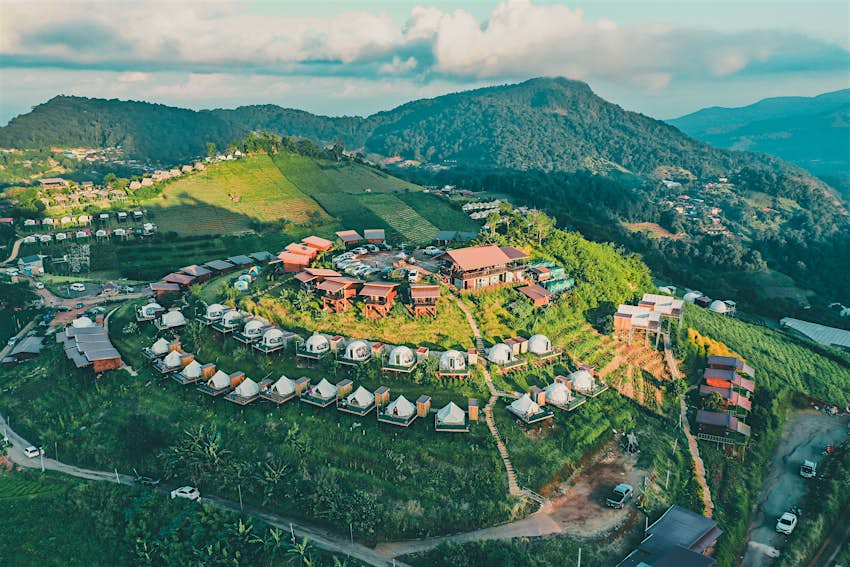Vue aérienne des terrains de camping et des tentes sur la montagne Doi Mon Cham à Mae Rim, province de Chiang Mai, Thaïlande