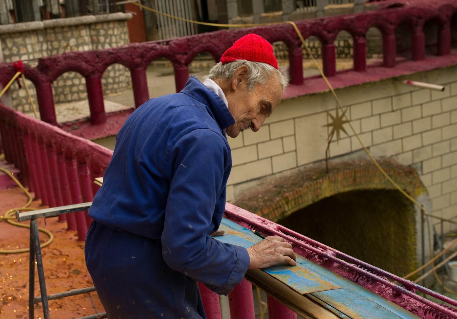 Justo Gallego Martínez working on his cathedral