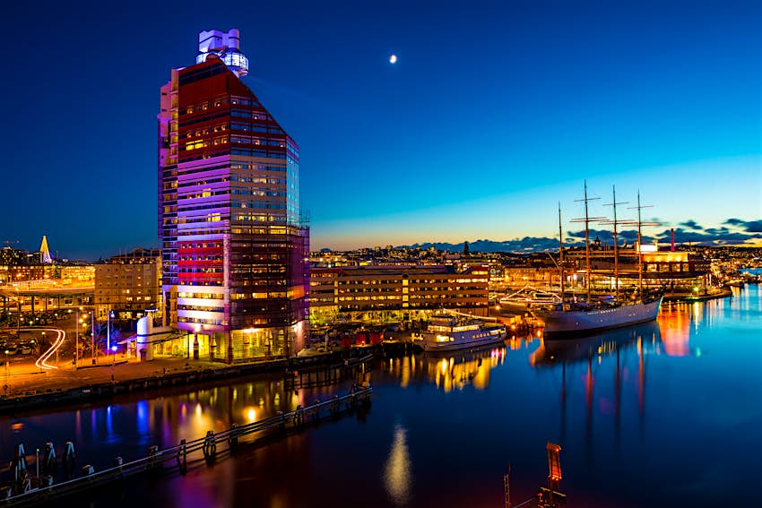 Gothenburg / Gothenburg city in the twilight light with buildings in Sweden