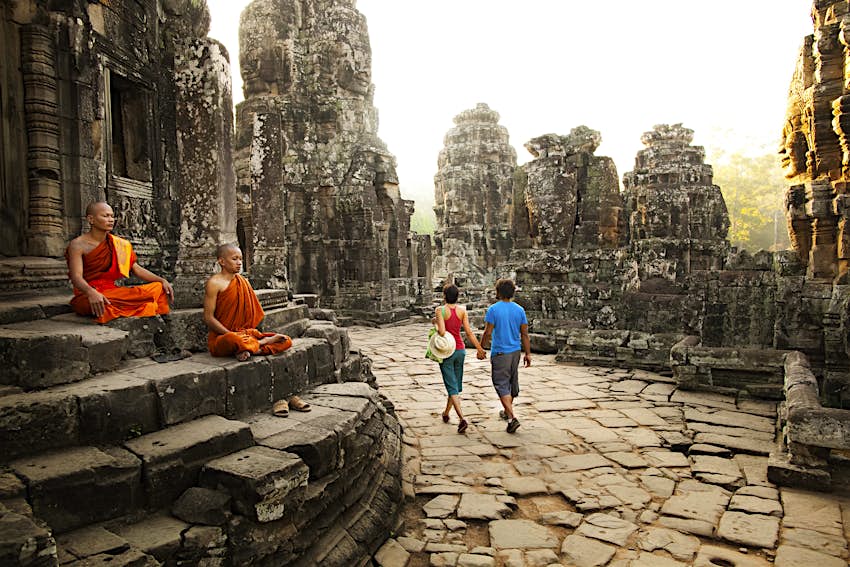 Ζευγάρι που επισκέπτεται τον βουδιστικό ναό, Angkor, Siem Reap, Καμπότζη
