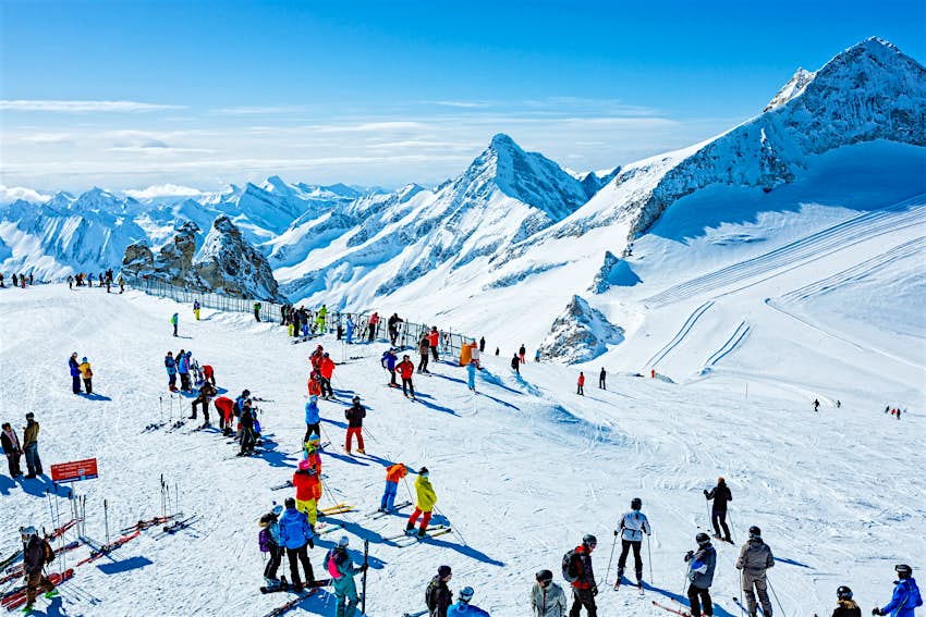 Skiërs op de top in het winterskigebied Hintertux, Tirol, Oostenrijk
