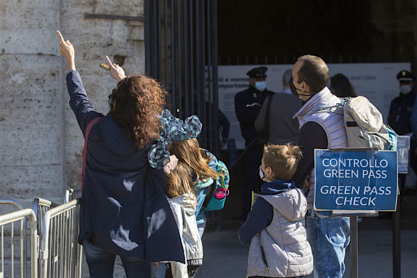 Les visiteurs font la queue pour avoir leur COVID-19 numérique "Pass Vert" vérifié avant d'entrer dans le Colisée à Rome