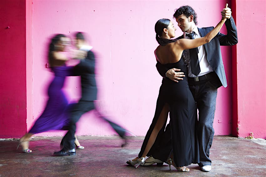 Bailarines de tango en la Milonga La Glorieta de Buenos Aires