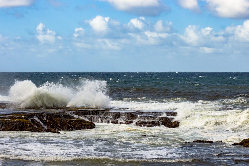 Vågor som slår mot klippor vid Little Bay i St Lucy församling, Barbados