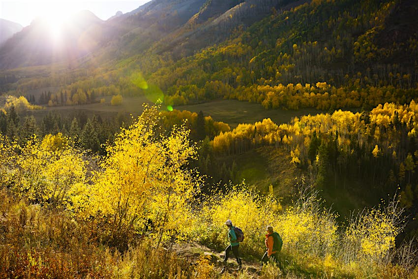 Randonneurs sur une randonnée d'automne à travers les montagnes d'Aspen