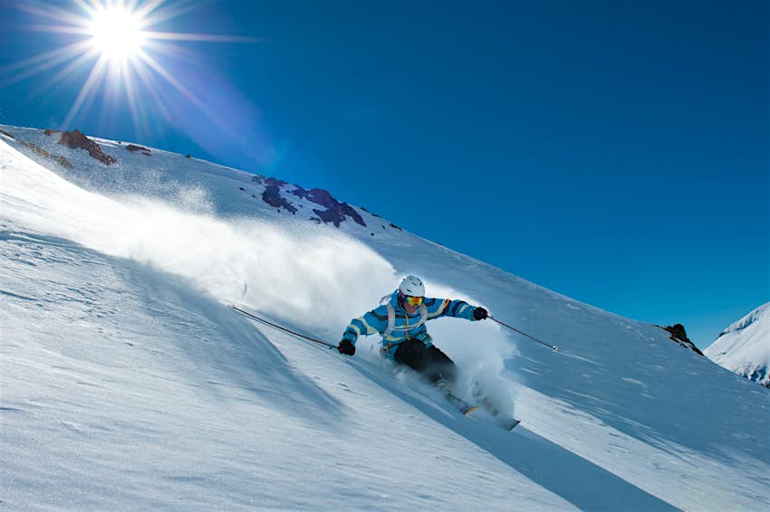 Un hombre esquia fuera de pista en San Martín de los Andes, cerca de Bariloche