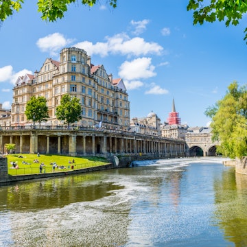 The Pulteney Bridge in Palladian style crosses the River Avon in Bath