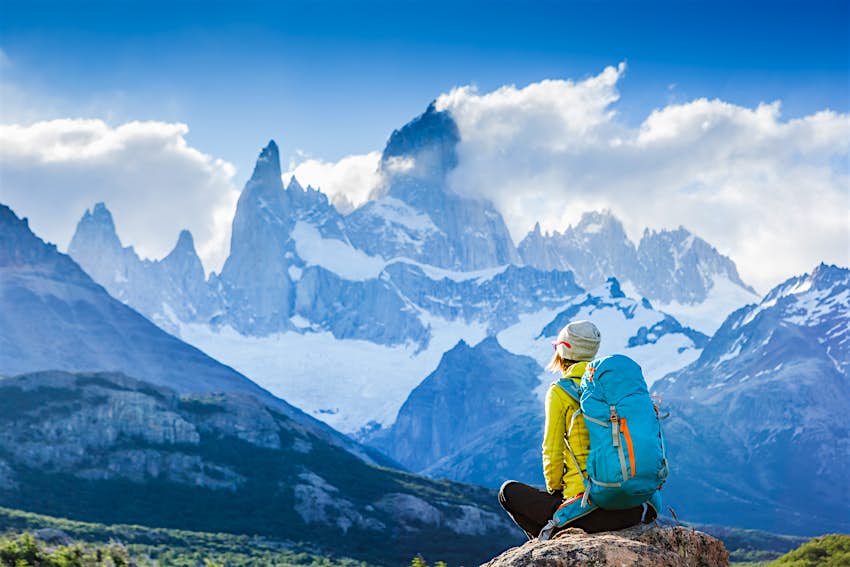 Excursionista hembra sentada y mirando hacia el monte Fitz Roy, Patagonia