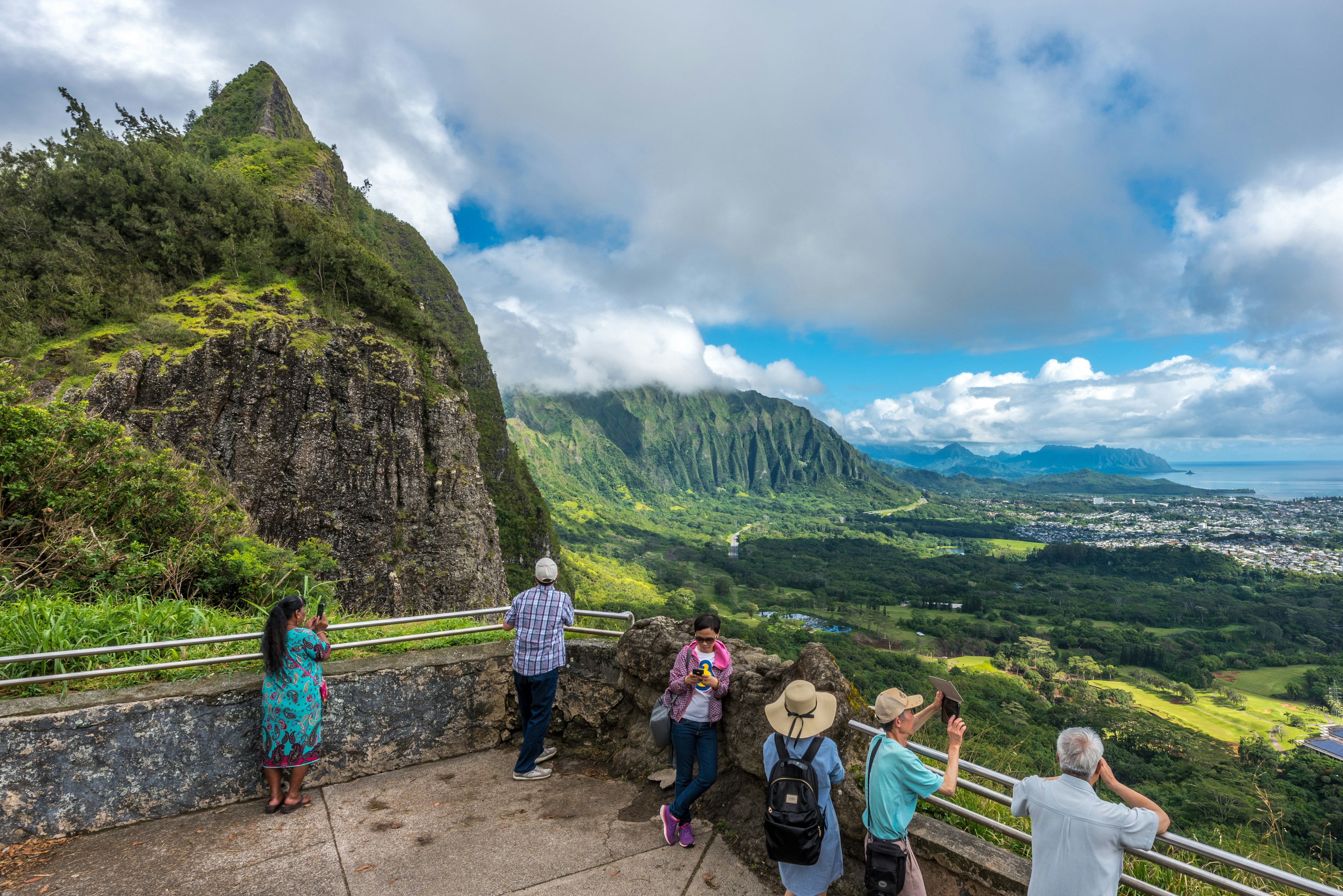 The Nu‘uanu Pali Lookout, O‘ahu of the Ko'olau mountain range