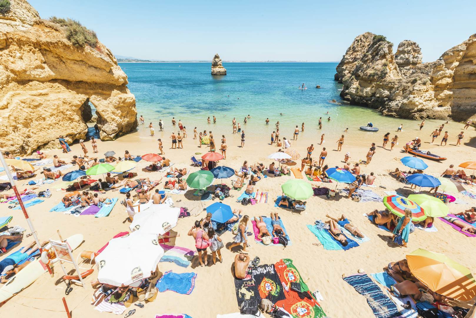 游客在Praia do Camilo，拉各斯，法鲁区，阿尔加维，葡萄牙晒日光浴