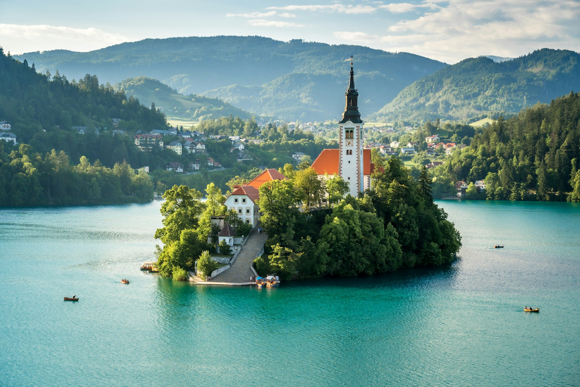 一个在Bohinj Lake绿松石海水中间有教堂的岛屿