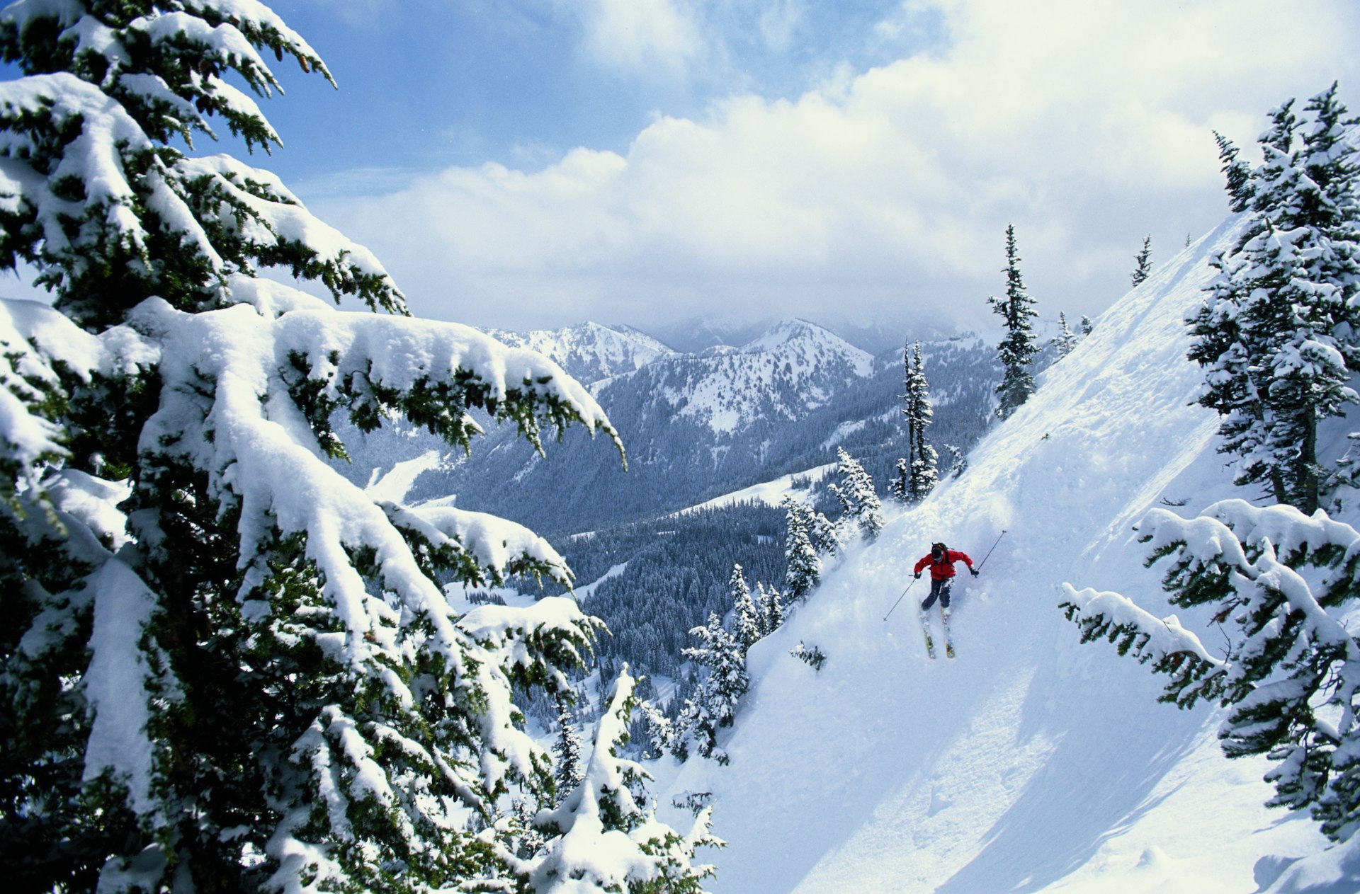 USA, Washington State, Crystal Mountain, man skiing on steep slope