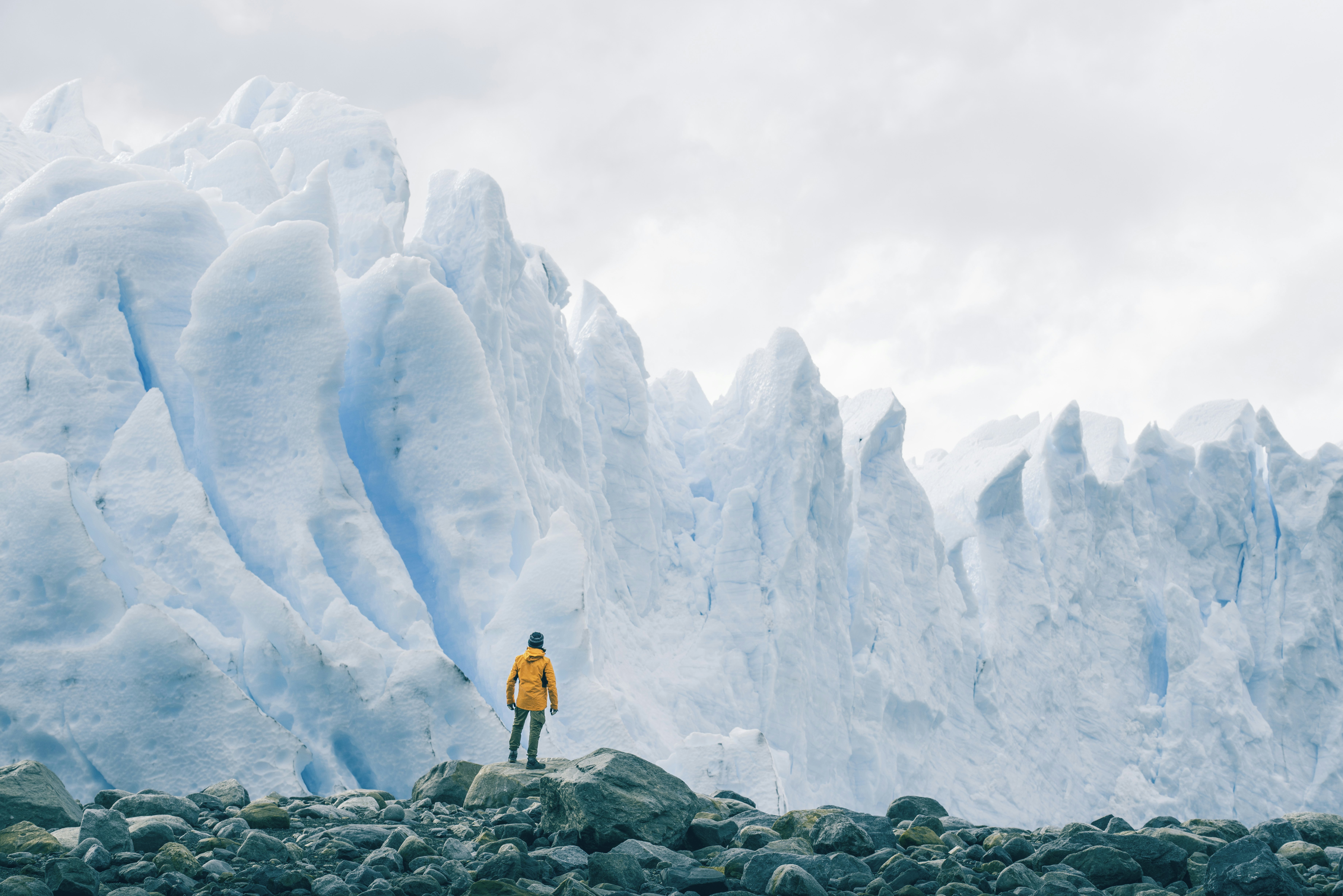 Man looking at the Perito Moreno glacier from the bottom.