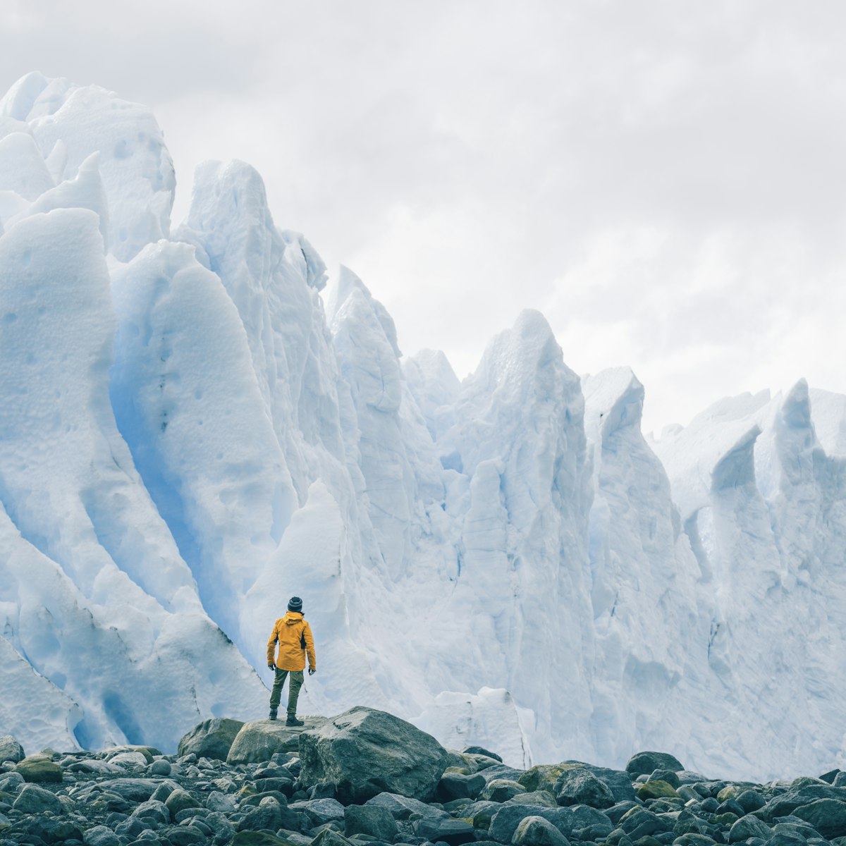 Man looking at the Perito Moreno glacier from the bottom.