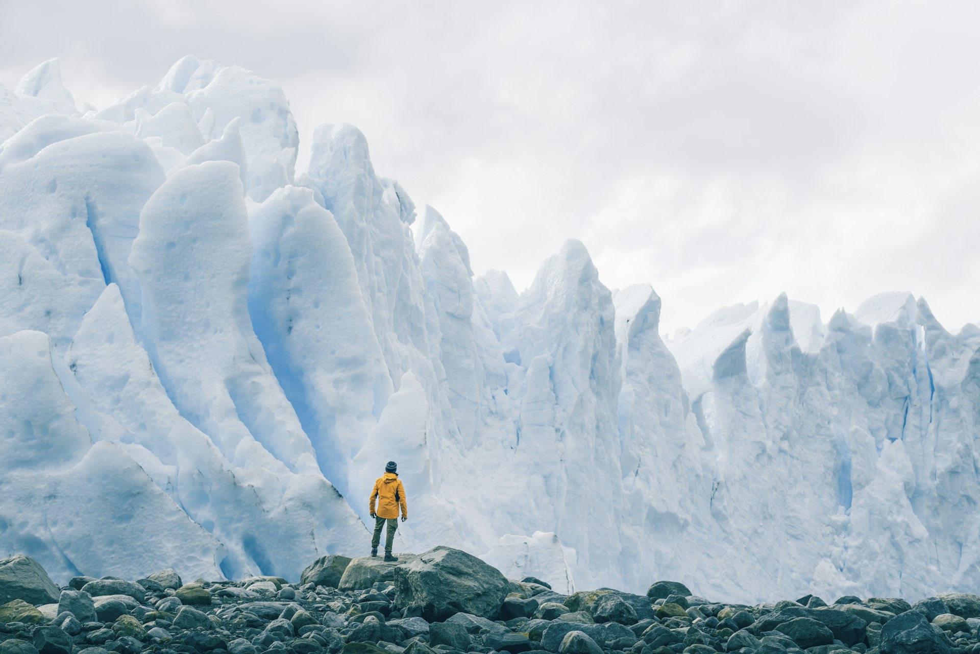 Turista admirando a geleira Perito Moreno, Argentina