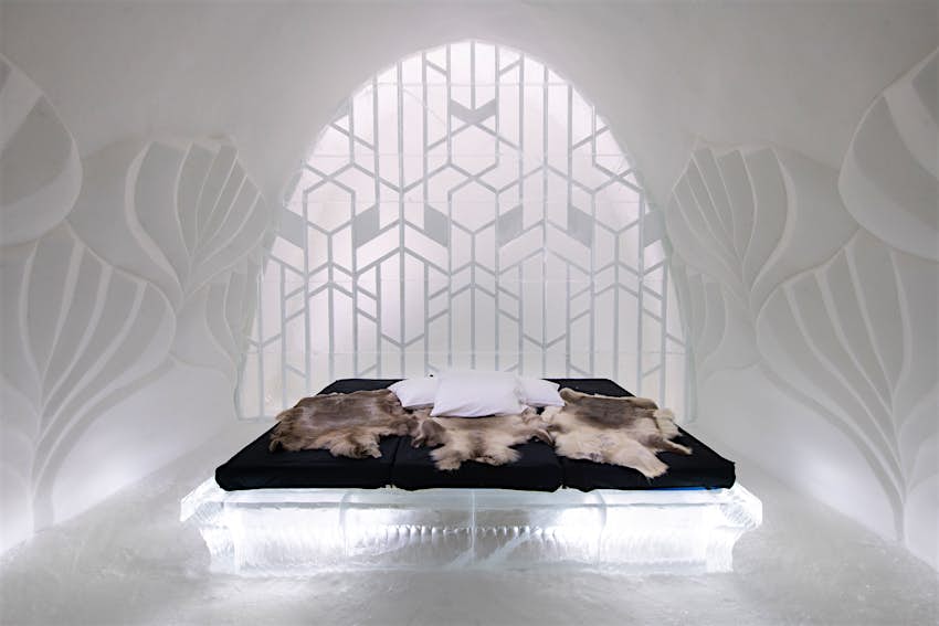 The hexagonal suite in Great Gatsby style at this year's Icehotel