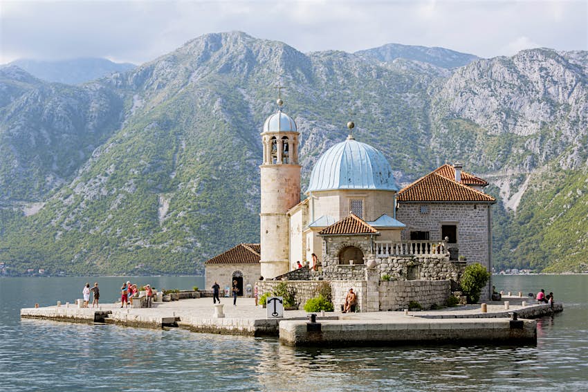 Μια περίτεχνη εκκλησία βρίσκεται σε ένα νησί στη μέση ενός κόλπου της Αδριατικής. 