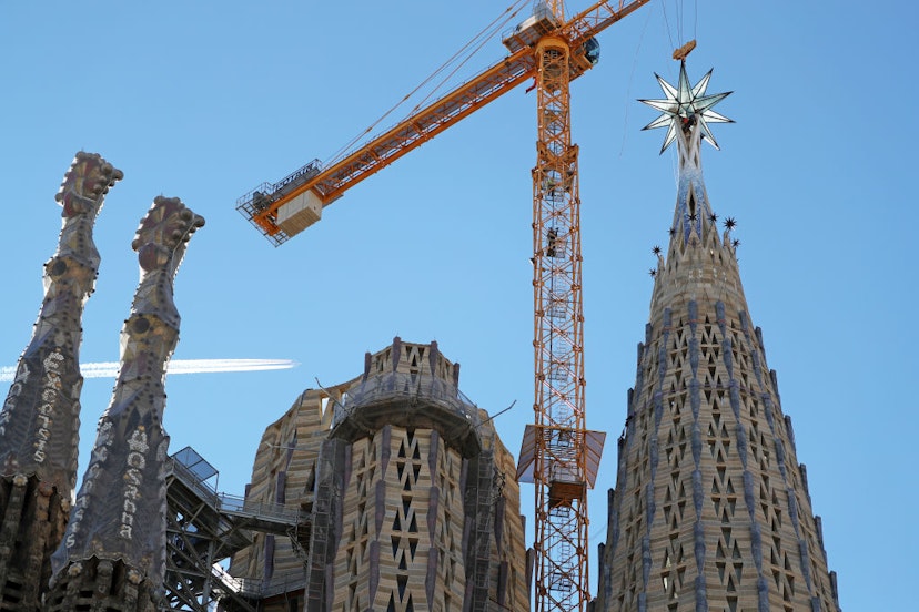 Placed the luminous star in the tower of the Sagrada Família, which now reaches a height of 138 meters. The star weighs 5.5 tons, is 72 meters in diameter and has cost 1.5 million Euros, in Barcelona, on 29th November 2021. (Photo by Joan Valls/Urbanandsport /NurPhoto via Getty Images). -- (Photo by Urbanandsport/NurPhoto via Getty Images)