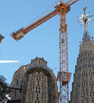 Placed the luminous star in the tower of the Sagrada Família, which now reaches a height of 138 meters. The star weighs 5.5 tons, is 72 meters in diameter and has cost 1.5 million Euros, in Barcelona, on 29th November 2021. (Photo by Joan Valls/Urbanandsport /NurPhoto via Getty Images). -- (Photo by Urbanandsport/NurPhoto via Getty Images)