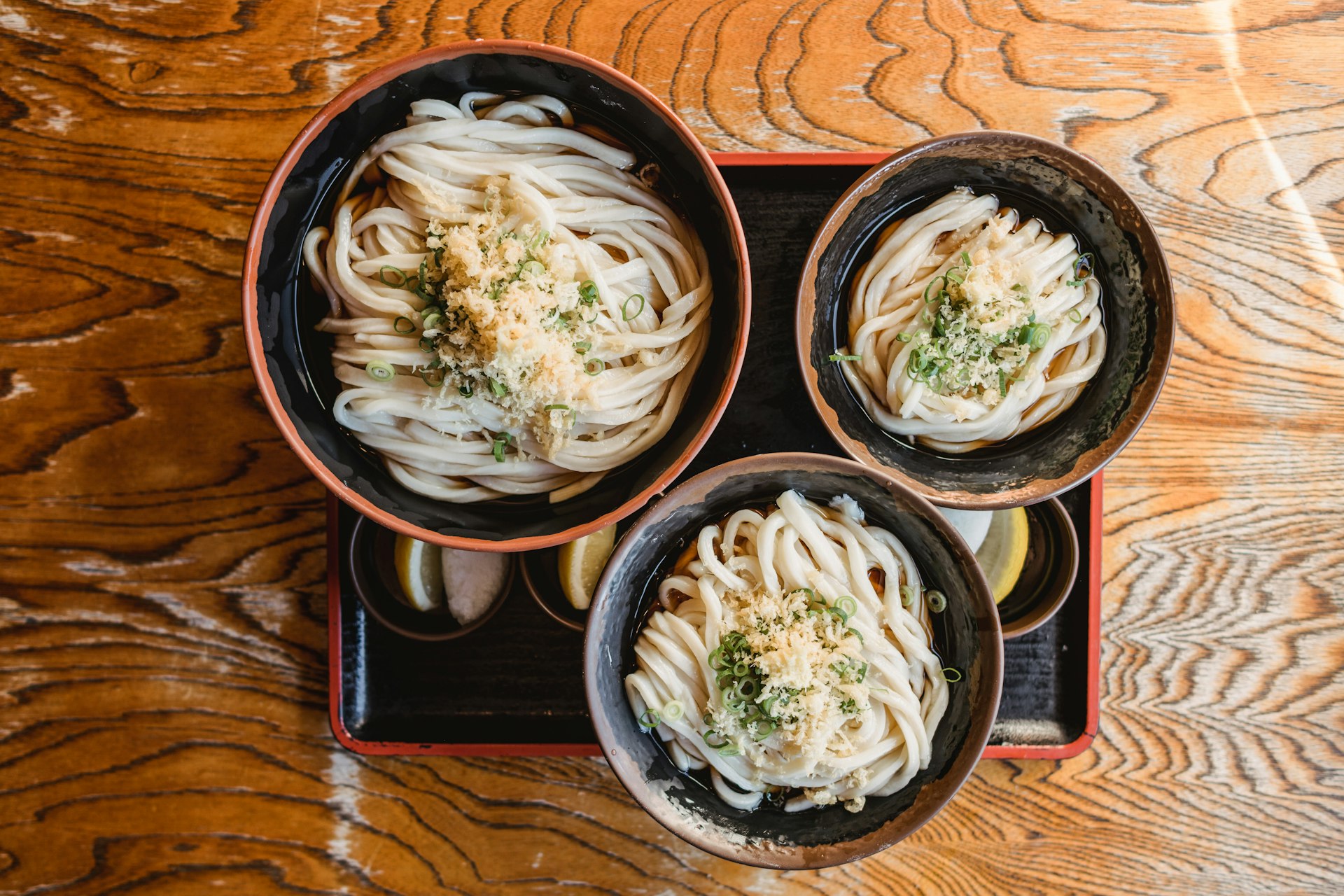 Three bowls of udon in different sizes: dai (large), chuu (medium), and sho (small)