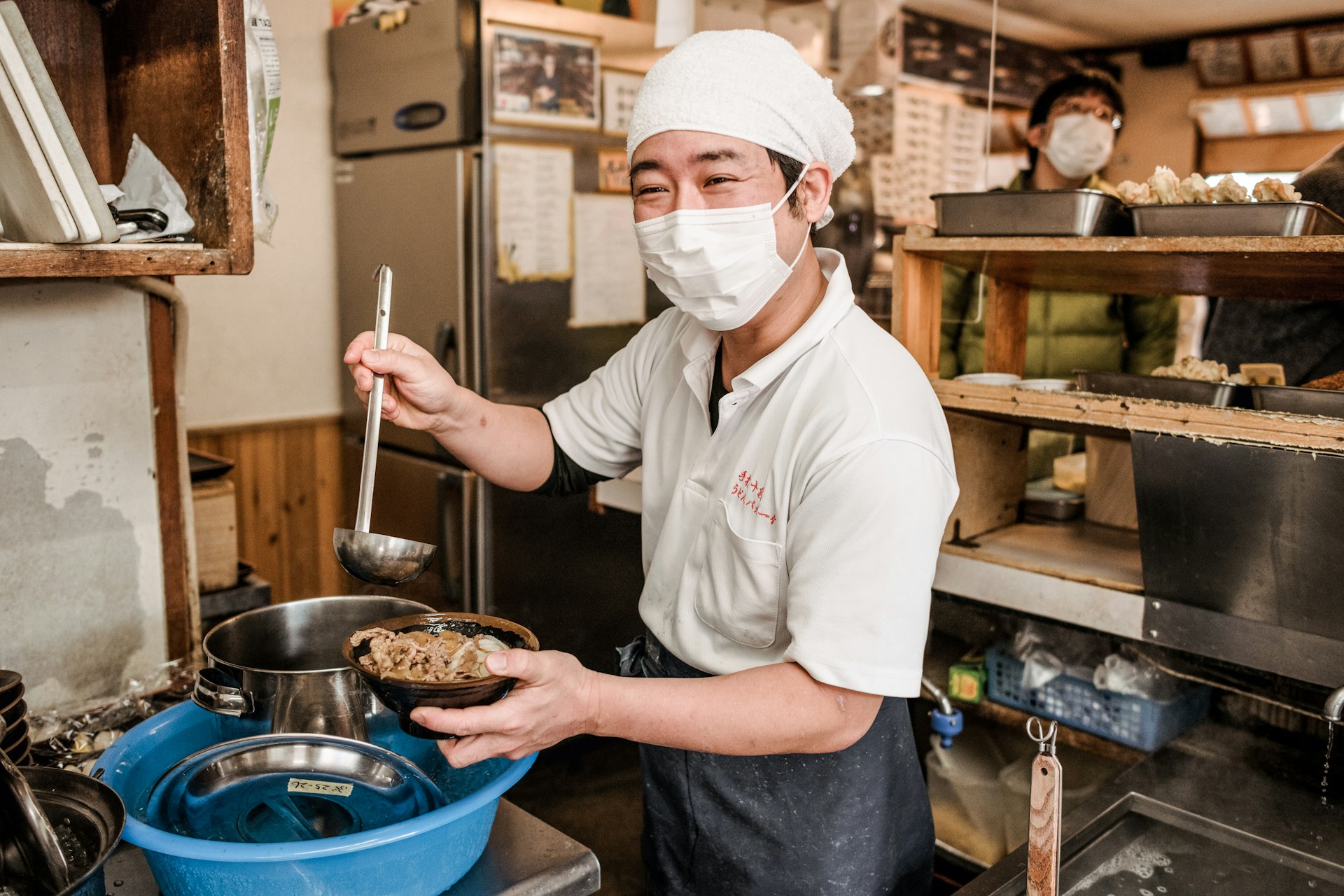 Chef preparing a bowl of niku (meat) udon at Udon Baka Ichidai