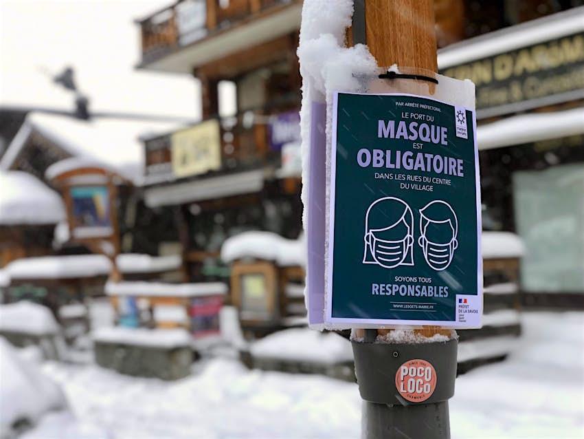Wearing masks in France A sign indicates that masks must be worn in public.